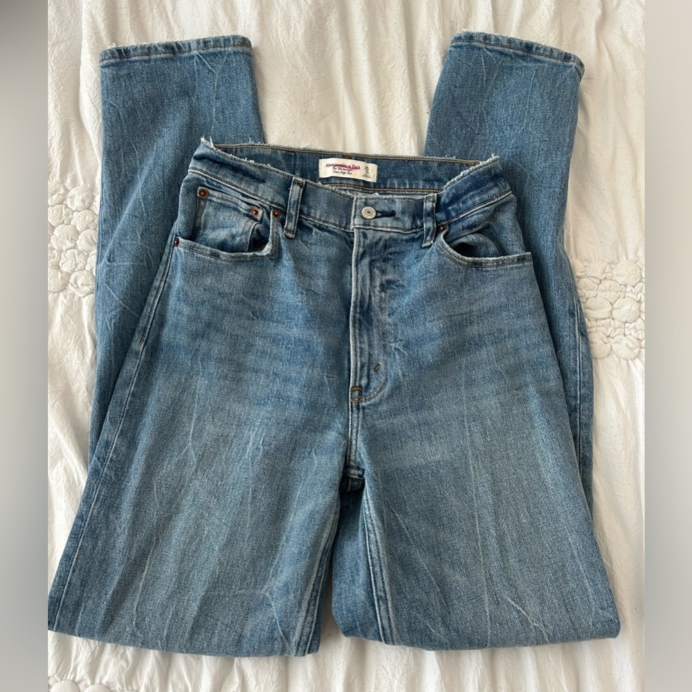 Abercrombie The 90’s Straight Ultra High Rise size 25 regular